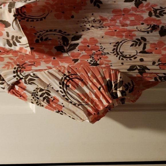 Short cap sleeves but in front with collar pleated accordion blouse - Picture 2 of 3